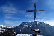 43 Alla croce di vetta del Monte Castello (1425 m) con Alben da sfondo
